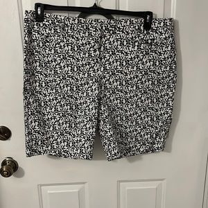 NWOT Lands End Women’s Mid Rise Shorts size 18 White with Black flowers